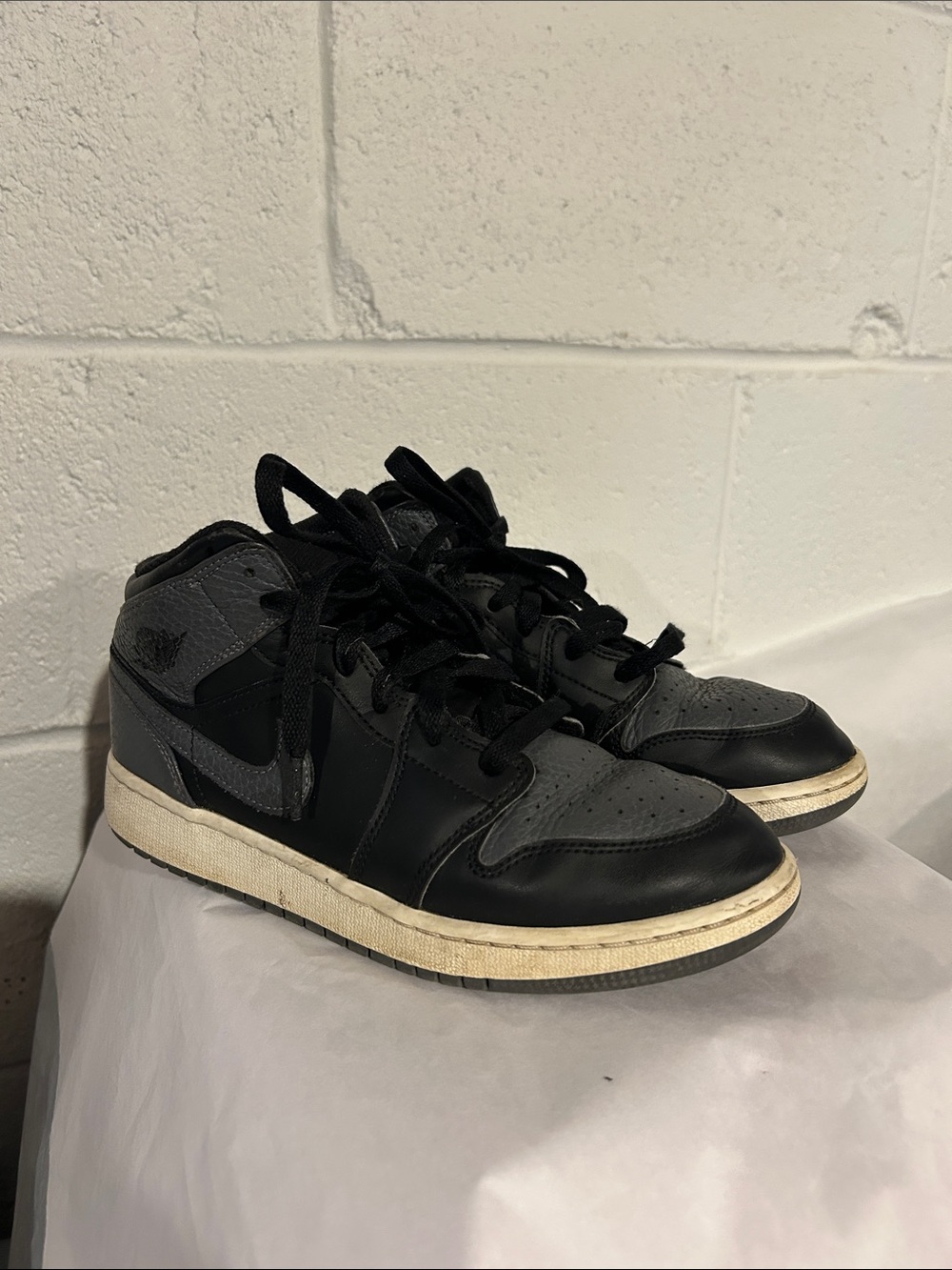 Kids Black Nike Air Jordan mid  High-Top Sneakers - Classic Leather Design